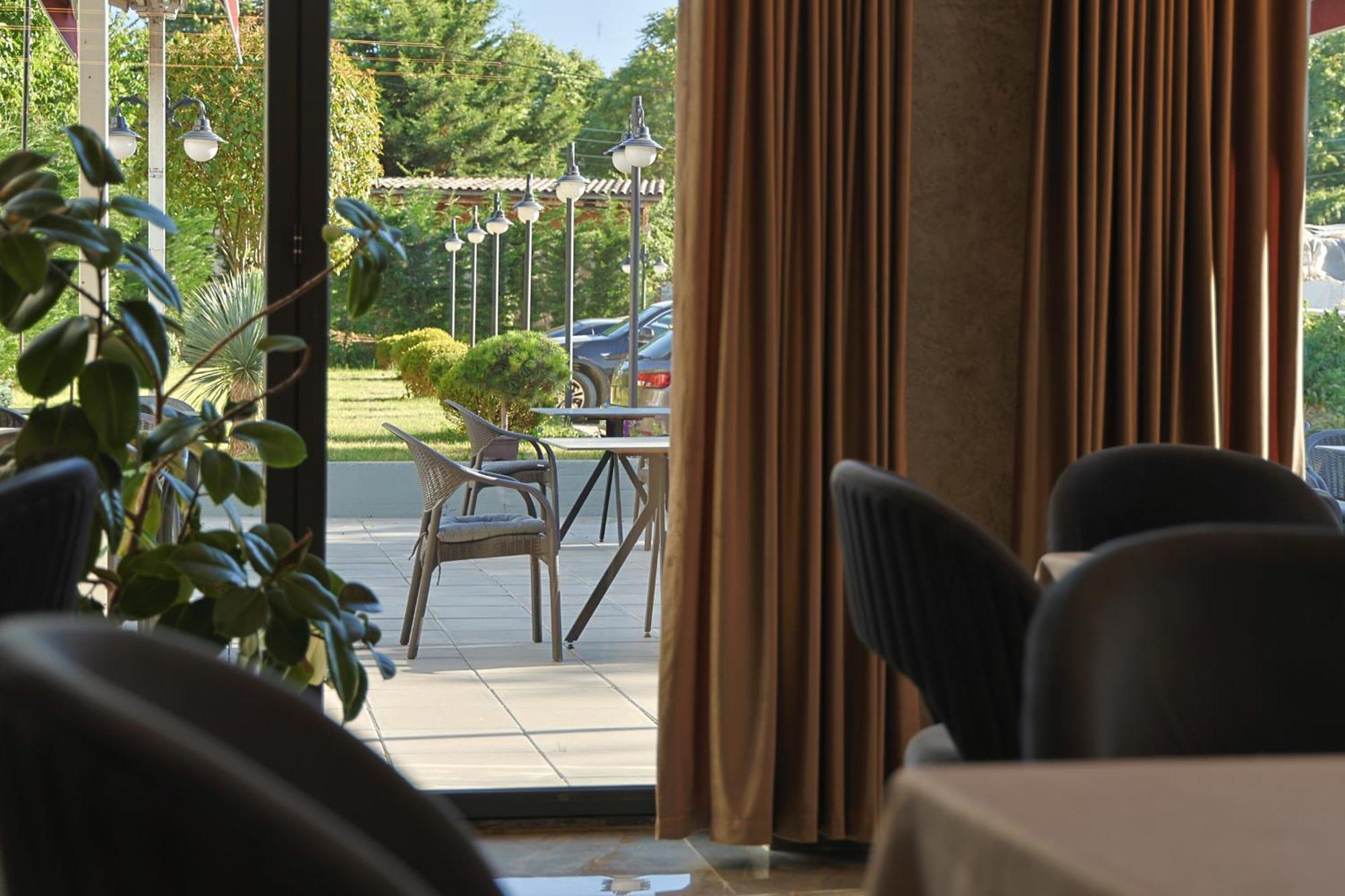 Vetus Hotel Пристина Екстериор снимка