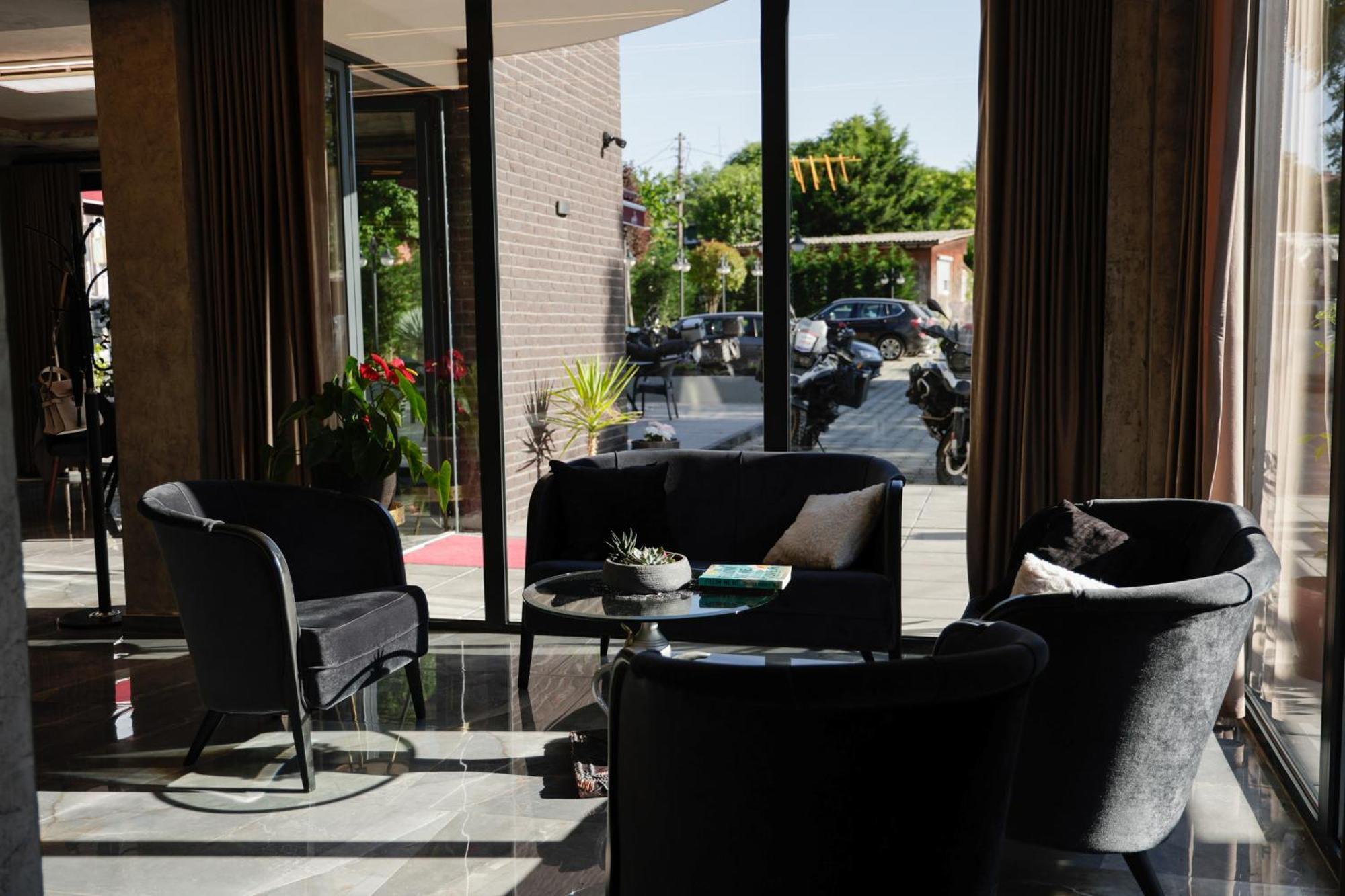 Vetus Hotel Пристина Екстериор снимка